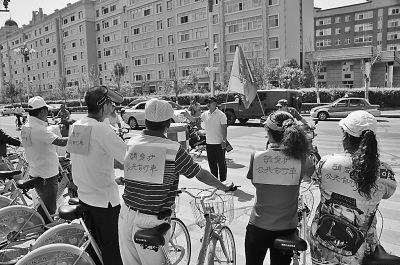 市民自發(fā)呼吁：請愛(ài)護公共自行車(chē)。王殿杰攝