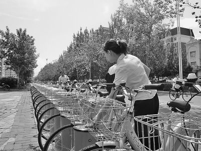 市民刷卡取車(chē)。本報記者